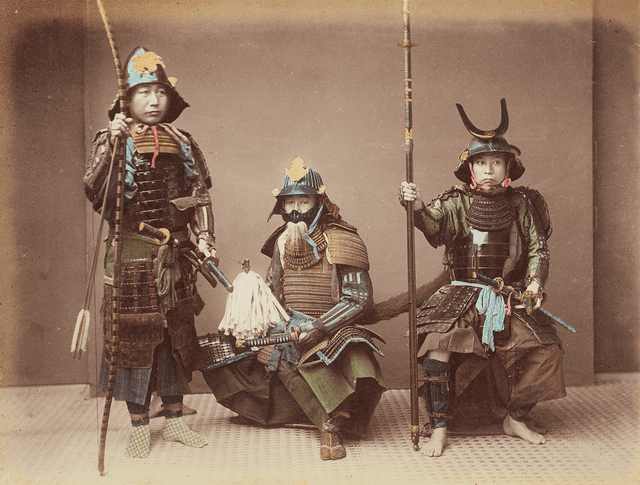 Przedstawiające samurajów zdjęcie z roku 1860- w chwili gdy je zrobiono epoka feudalna w Japonii zbliżała się do końca/ Źródło: Wikimedia Commons, domena publiczna
