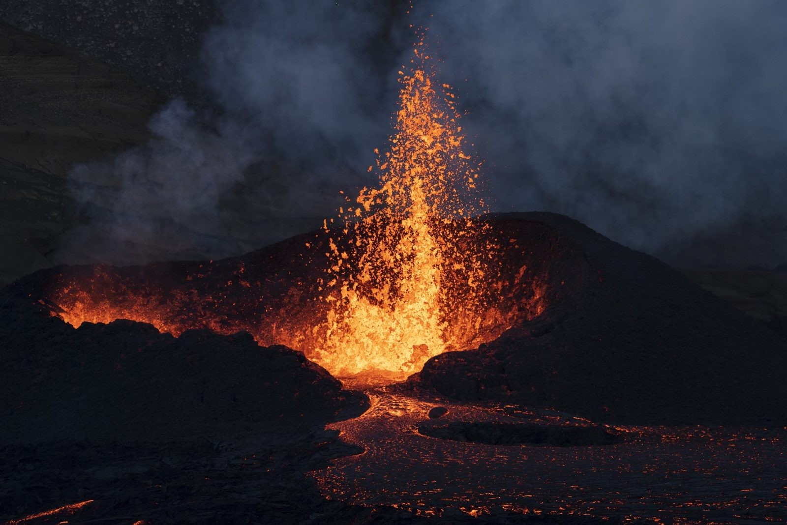 Magma wydostaje się aż z płaszcza Ziemi. Te wulkany wybuchają zupełnie inaczej, niż sądzono