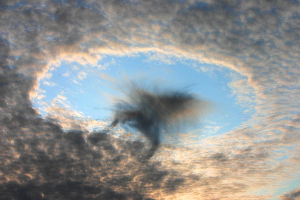 Dziura w chmurze altocumulus / źródło: H. Raab, Wikimedia Commons, CC-BY-SA-3.0
