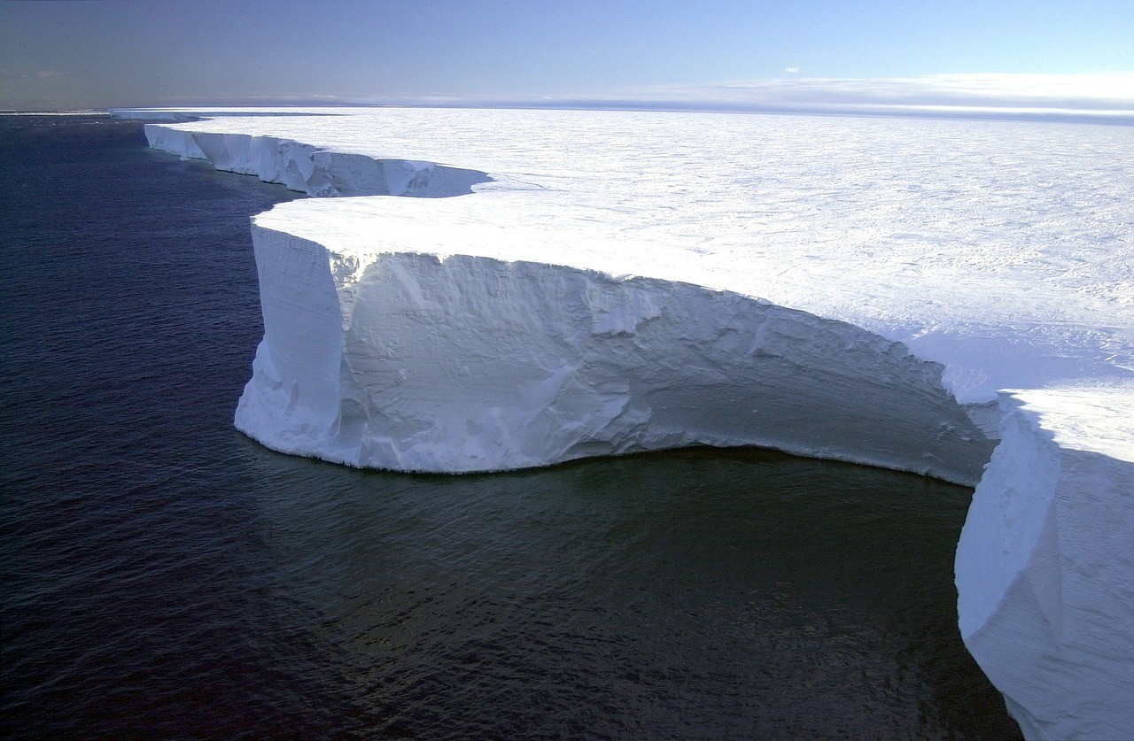 U wybrzeży Antarktydy powstaje coraz więcej szczelin w lodowcach szelfowych
