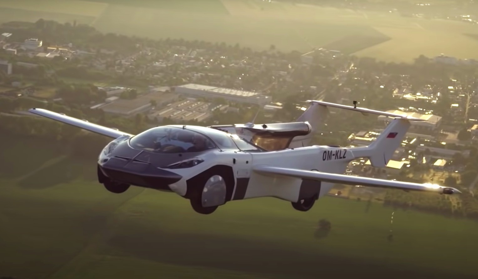 Zobacz pierwszy udany lot AirCar – samochodu, który w 2 minuty zmienia się w awionetkę [WIDEO]